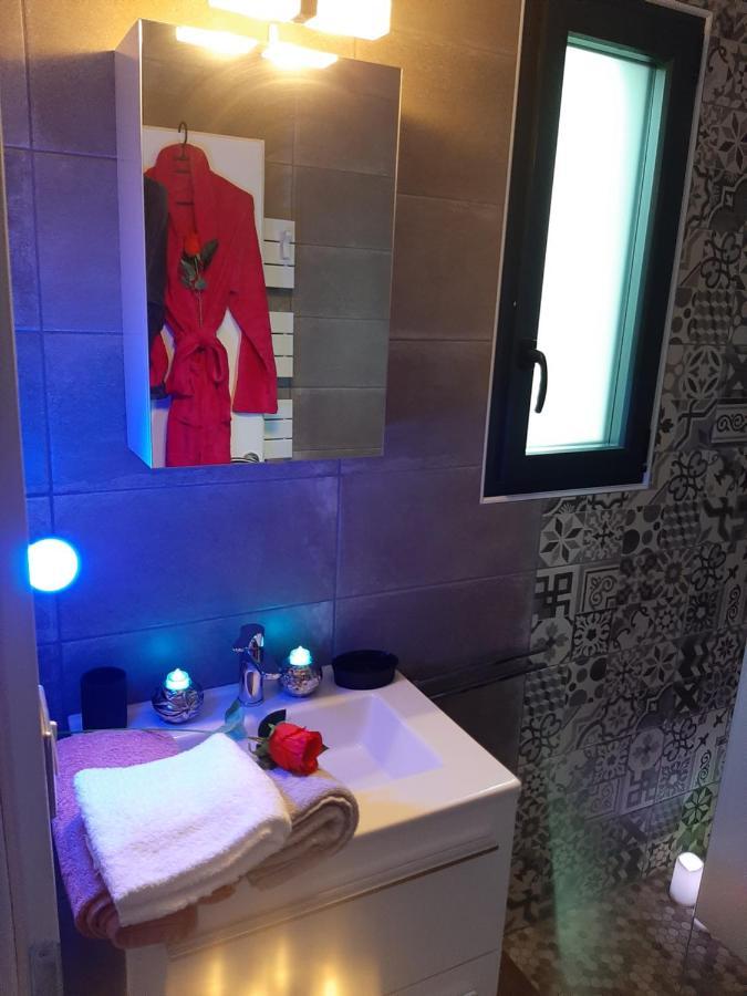 Un Sejour Romantique En Couple Avec Jacuzzi Prive Chromotherapie Jardin Maison Privee Ychoux Exterior foto